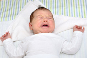 Baby weint beim Aufwachen