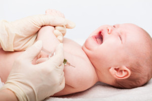 Baby schreit nach Impfung